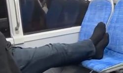 Otobüste ayakkabılarını çıkarıp seyahat etti, rahatlığı pes dedirtti