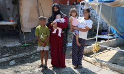 Ev alma hayaliyle kandırıldı, 5 çocuğuyla ahırda yaşamaya başladı