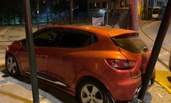 Bursa'da alkollü sürücü, polisten kaçarken trafik lambasına çarptı