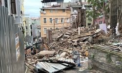Beyoğlu'nda 5 katlı metruk bina çöktü