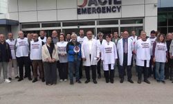 Bursa'da 6 aydır maaşlarını alamayan hekimlerden eylem