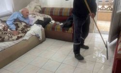 Bursa'da yağmur suları apartmanı bastı: Yaşlı adam mahsur kaldı