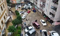 İstanbul'da sel felaketi 2 can aldı!! Yollar göle döndü, araçlar üst üste yığıldı