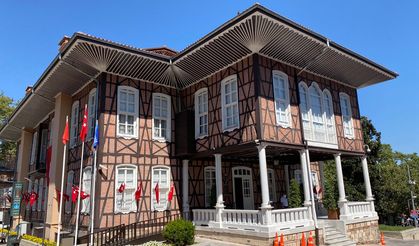 Bozbey: "Vakıflar, Bursa Tarihi Belediye Binası'na El Koydu"