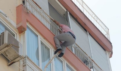 Balkonun demir korkuluklarında boşanma pazarlığı