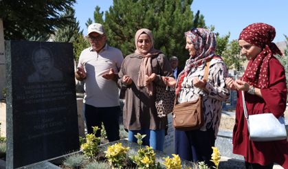 Neşet Ertaş kabri başında anıldı