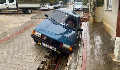Çanakkale’de çöken yola otomobiller düştü