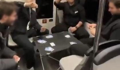 Gençler, Bursa metrosunda masa kurup batak oynadı