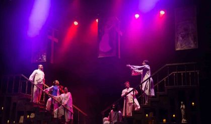 Şehir tiyatrosu perdesini öğretmenler için ücretsiz açıyor