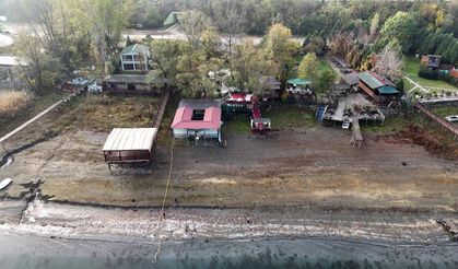 Sapanca Gölü'nde, çekilen sular, işgal edilen kıyılar