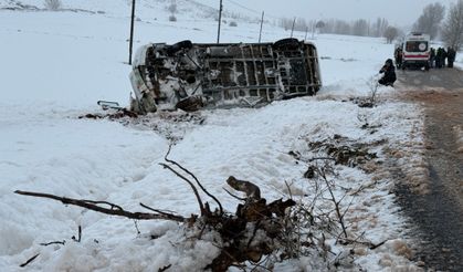 Sivas'ta öğrenci servisi devrildi: 14 yaralı