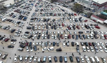 İkinci el oto pazarında buruk bayram