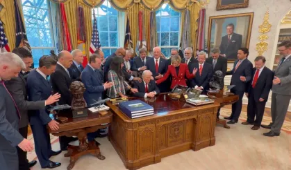 Oval Ofis'te Trump'a dokunarak dua ettiler