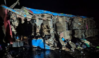 Uganda'da öğrenci otobüsü devrildi: 21 ölü