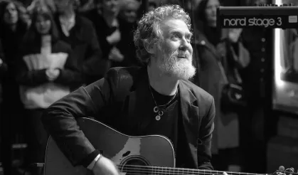 Kalıcı Bir Mütevazılık: Glen Hansard’ın Ardından