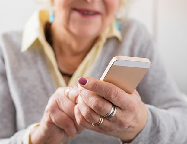 Akıllı Cep Telefonu Yaşlıları Yalnızlıktan Kurtarıyor. Yaşlıların Yarısı Akıllı Telefon Kullanıyor