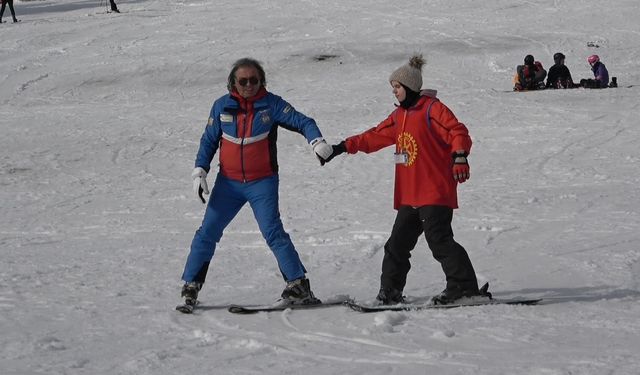 Görme Engelli Gençler Uludağ’da Kayak Öğrendi!