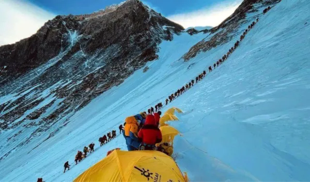 Everest’e Tırmanan Dışkısını Temizlemek Zorunda