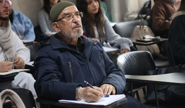 70 yaşında İngilizce kursuna gidiyor