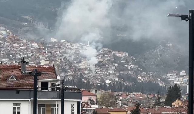 Bursa'da Araçların Giremediği Mahallede Çıkan Yangın Güçlükle Söndürüldü