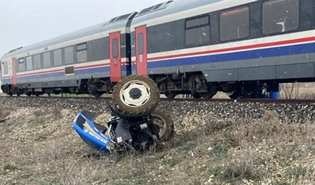 Isparta’da tren ile traktörün çarpıştığı feci kaza kamerada