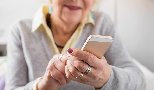 Akıllı Cep Telefonu Yaşlıları Yalnızlıktan Kurtarıyor. Yaşlıların Yarısı Akıllı Telefon Kullanıyor