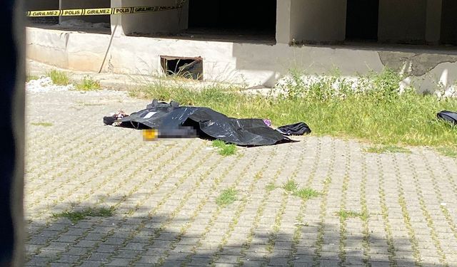 Adana’da Hasarlı Binaya Giren Hırsız Çarşafları Sarkıtıp İnerken Düşerek Öldü!