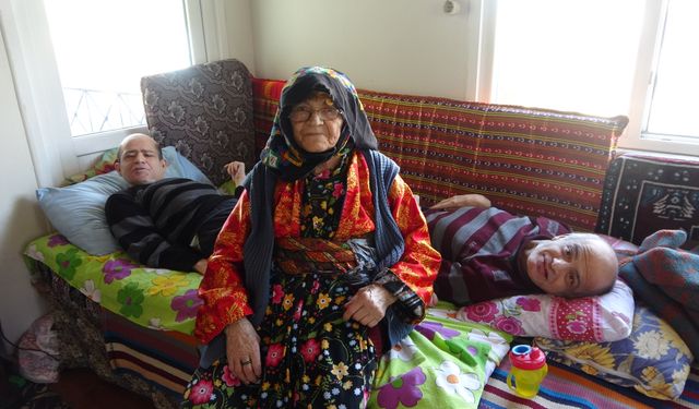 93 Yaşında Anne 60 Yıldır Engelli Çocuklarına Bebek Gibi Bakıyor