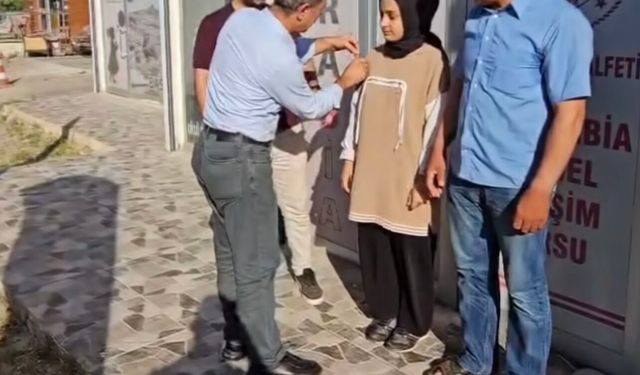 Sınavda Tüm Soruları Yanlış İşaretleyen Öğrenciye Çeyrek Altın Takıldı!