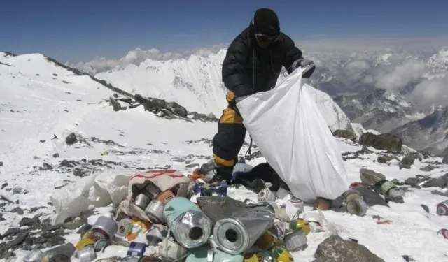 Everest'ten bu yıl içinde 11 ton çöp toplandı, 4 ceset bulundu