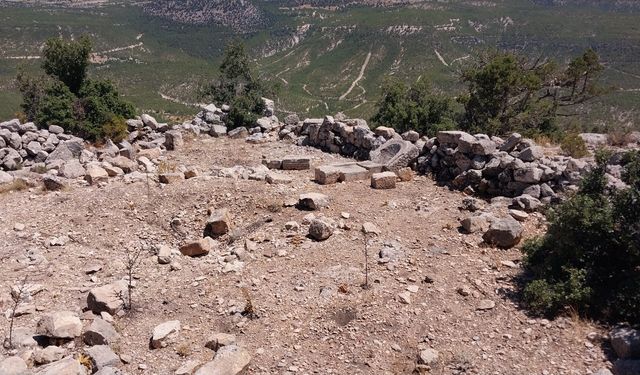 Karacaoğlan'ın anıt mezarı bakım bekliyor