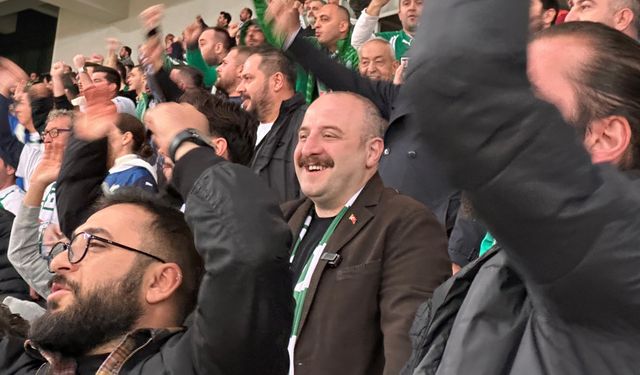 Mustafa Varank, Bursaspor maçını taraftarla izledi