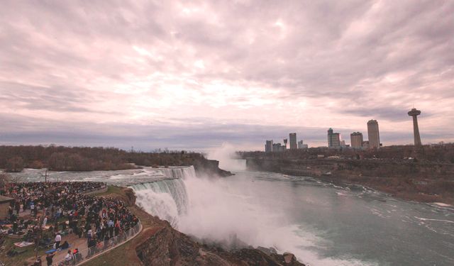 Anne ve 2 çocuğu Niagara Şelalesi’ne atlayarak intihar etti