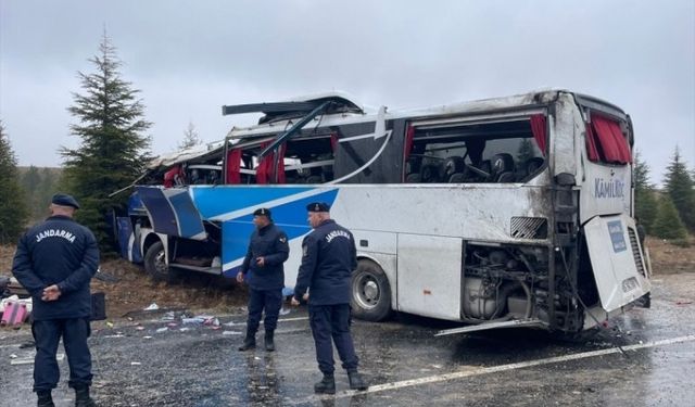 Bursa seferi yapan yolcu otobüsü devrildi: Ölü ve yaralılar var