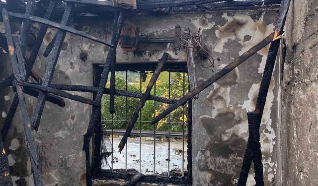 3 yaşındaki çocuk çakmakla oynarken evi yaktı