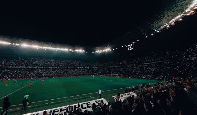 Kocaelispor maçında tribünden düşen çocuk ağır yaralandı