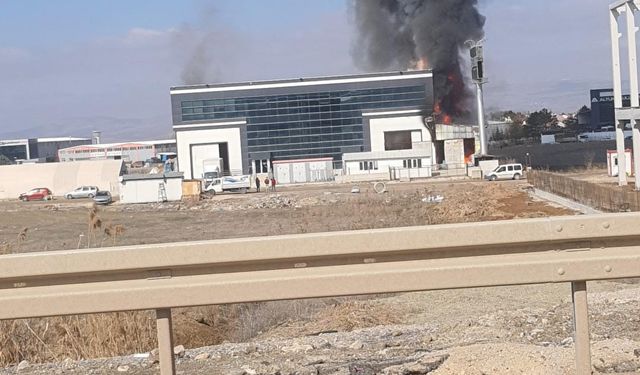 Ankara'da yatak fabrikası yanıyor!!