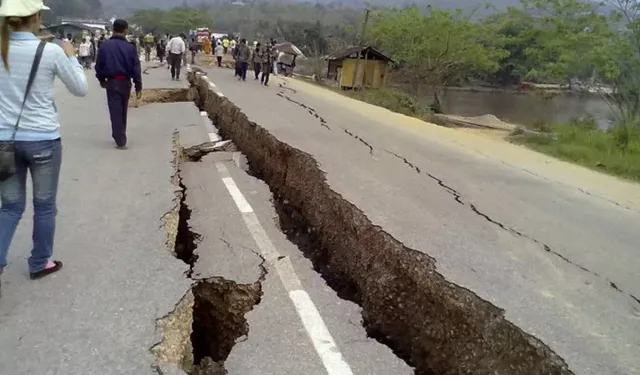 Myanmar'da 7.7 büyüklüğünde deprem!!