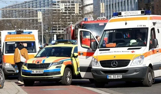 Almanya'da araç kalabalığın arasına daldı