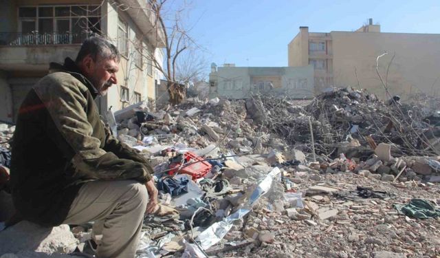 Depremde kaybettiği eşi ve oğlunun ne ölüsüne ne de dirisine ulaşamadı