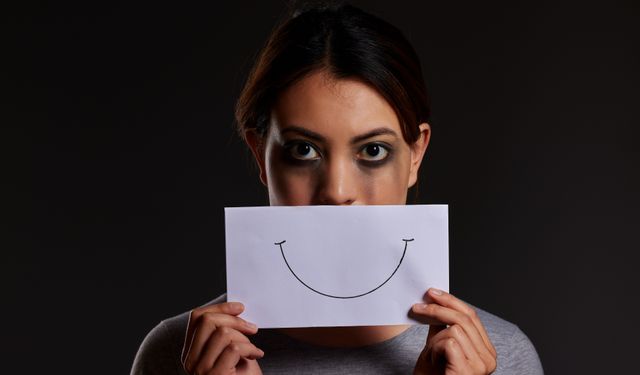Gülümseyen yüzlerin altındaki depresyon