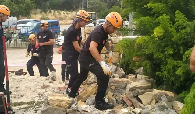 İzmir’de düğün salonunda taş kemer devrildi: Doktor öldü, karısı ağır yaralandı