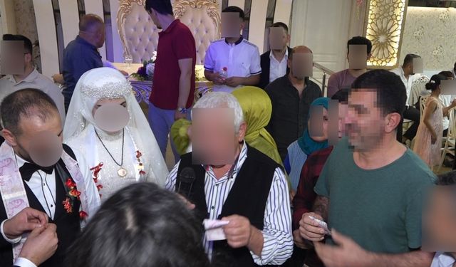 Davetsiz düğüne gitti, pasta yedi, takılan paraları çaldı