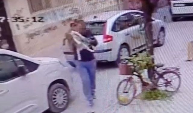 Köpeği, çişini yaptırmak için indirip yere fırlattı