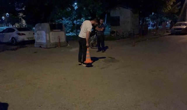 Kız arkadaşıyla yürürken bacağından vuruldu