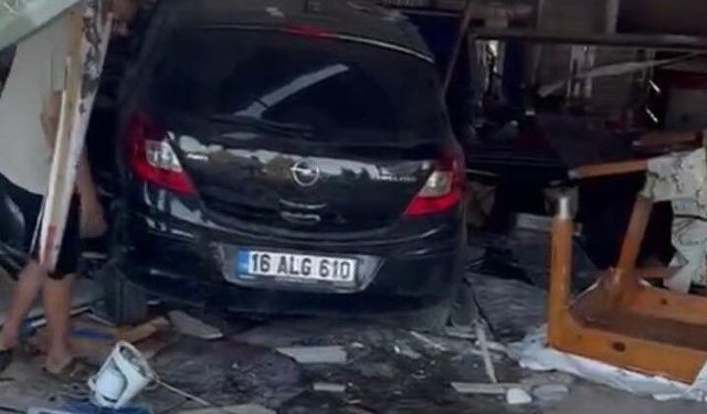 Otomobil, lokantaya girdi! Ortalık savaş alanına döndü