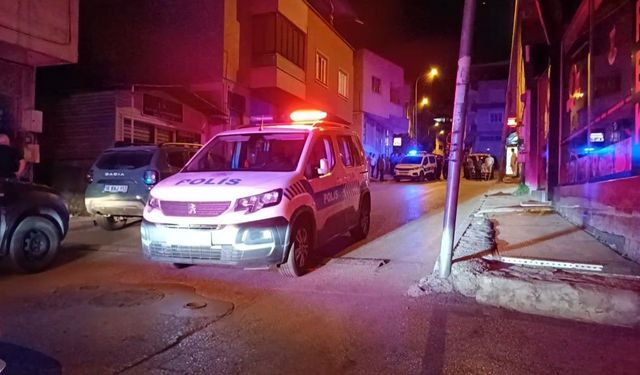 Polisin yakaladığı şüpheliyi korumak için polisleri böyle ezdi