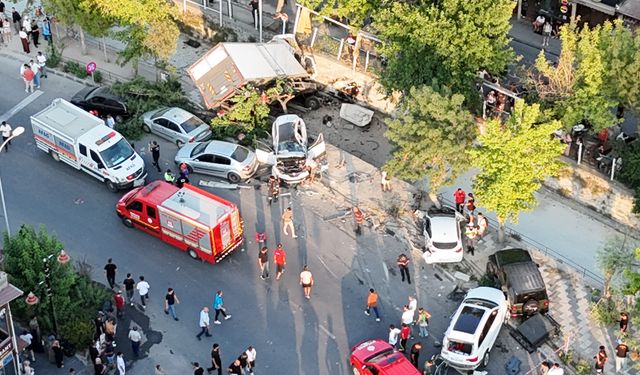 Freni patlayan kamyon 10 araca çarpıp, kanala düştü