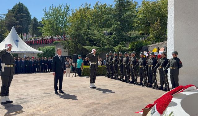 Celal Bayar kabri başında anıldı