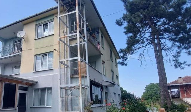 Sakarya'da halatı kopan asansör sonu oldu, kızı yaralandı